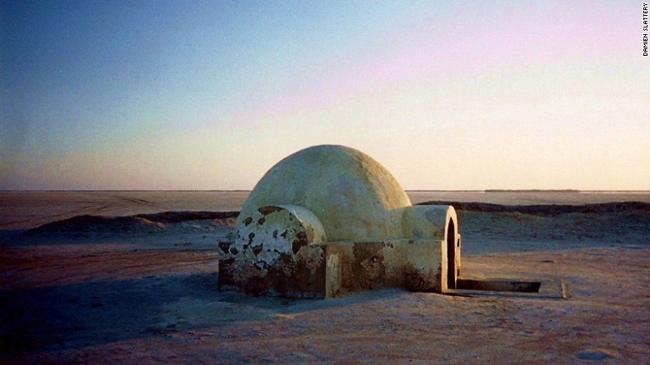La Grande Dune, ngoại ô Nefta, Tunisia cũng là địa danh trong phim "Chiến tranh giữa các vì sao", bạn có thể thăm lều tuyết của Luke Skywalker. Lều tuyết trong phần 1 của bộ phim đã bị tháo dỡ nhưng được xây dựng lại cho phần 2 và sau đó được một người hâm mộ phục hồi lại.