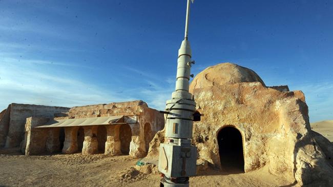 Đến thị trấn Ajim, đảo Djerba, Tunisia, bạn sẽ nhận ra quán rượu nơi Luke và Obi-Wan giao đấu với các chiến binh vô tính. Nhà của Obi-Wan nằm ngay trên bờ biển Địa Trung Hải và đẹp hơn nhiều so với cảnh hoang vắng trong phim.