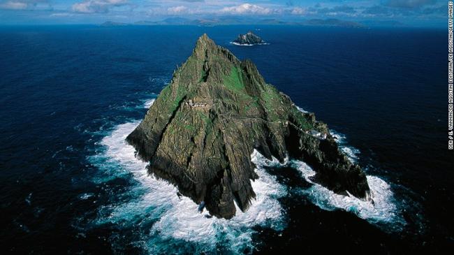 Chiến tranh giữa các vì sao 7 “Thần lực thức tỉnh” quay ở tu viện trên đảo Skellig Michael, Ireland. Tu viện này nằm ở ngoài khơi nên ít du khách biết đến.