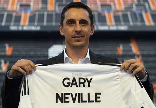 Valencia – Barca: Gary Neville “né đòn” - 1