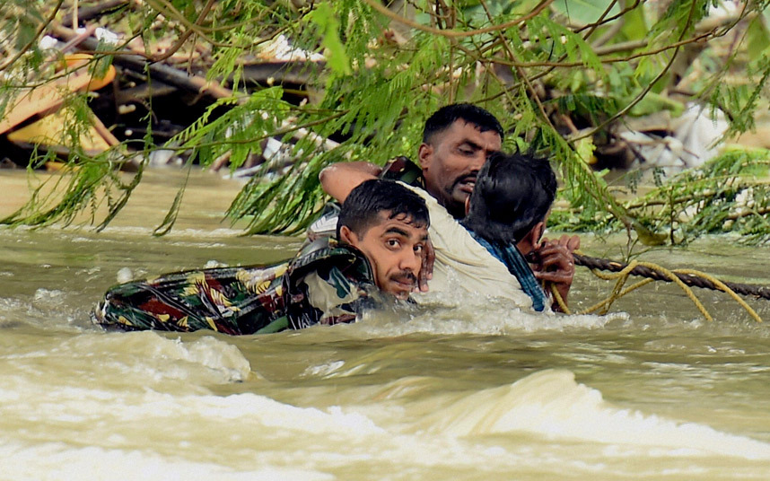 Ảnh: Mưa gây thảm họa ngập lụt, 280 người chết ở Ấn Độ - 1