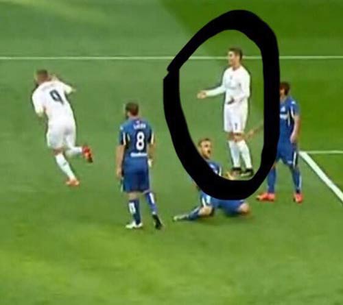Benzema ghi bàn, Ronaldo vẫn đòi penalty - 1