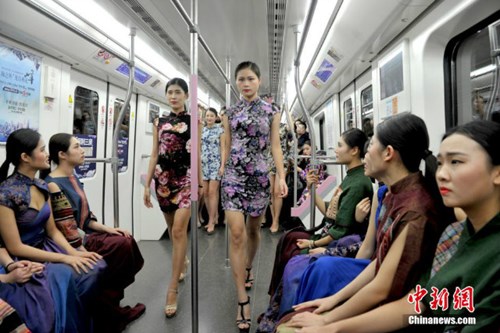Nữ sinh diễn catwalk trên tàu điện ngầm gây xôn xao - 1