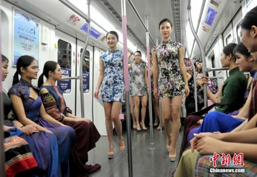 Nữ sinh diễn catwalk trên tàu điện ngầm gây xôn xao - 2