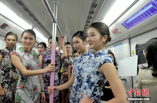 Nữ sinh diễn catwalk trên tàu điện ngầm gây xôn xao - 3