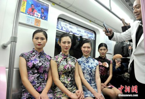 Nữ sinh diễn catwalk trên tàu điện ngầm gây xôn xao - 4