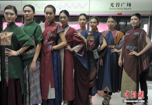 Nữ sinh diễn catwalk trên tàu điện ngầm gây xôn xao - 5