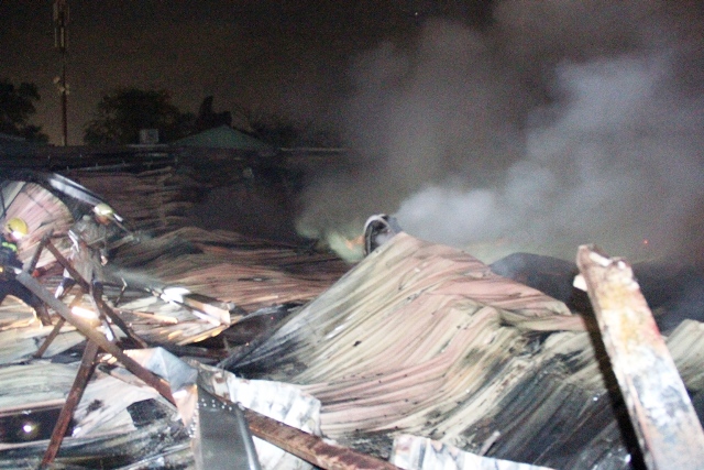 Hàng trăm người gồng mình dập lửa ở công ty mũ bảo hiểm - 3