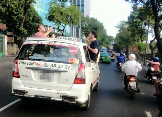 3 ông Tây nhậu trên… nóc taxi gây náo động Sài Gòn - 1