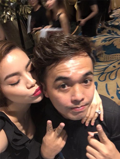 Facebook sao 7/12: Hà Hồ khoe ảnh ôm hôn trai trẻ - 1