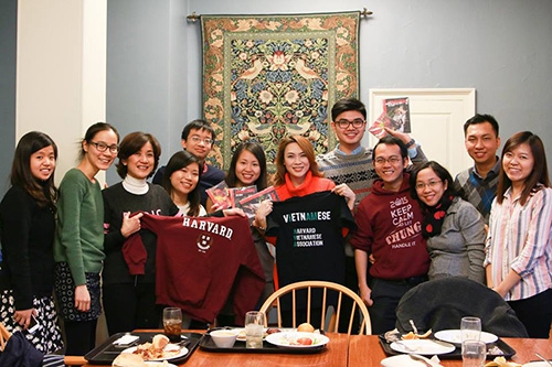 Facebook sao 7/12: Hà Hồ khoe ảnh ôm hôn trai trẻ - 12