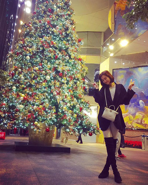 Facebook sao 7/12: Hà Hồ khoe ảnh ôm hôn trai trẻ - 1