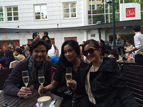 Facebook sao 7/12: Hà Hồ khoe ảnh ôm hôn trai trẻ - 2