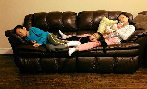 Facebook sao 7/12: Hà Hồ khoe ảnh ôm hôn trai trẻ - 3