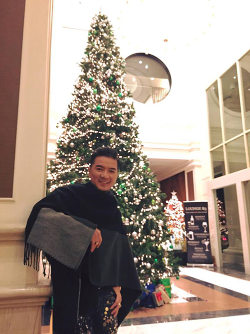 Facebook sao 7/12: Hà Hồ khoe ảnh ôm hôn trai trẻ - 6