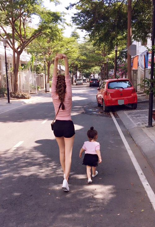 Facebook sao 7/12: Hà Hồ khoe ảnh ôm hôn trai trẻ - 8