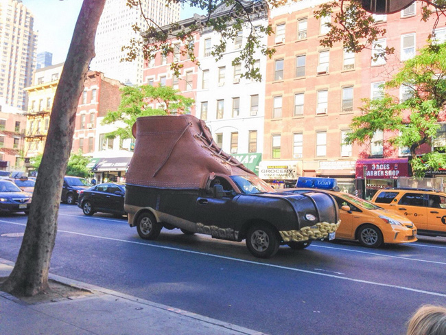 Siêu 'xe giày' chạy dưới phố.
