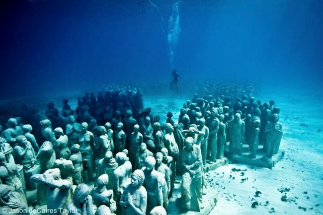 Những tác phẩm độc đáo của điêu khắc gia Jason deCaires Taylor được trưng bày dưới đấy biển.
