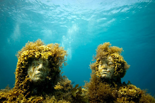 Silent Evolution (tạm dịch 'Sự tiến hóa lặng lẽ) của điêu khắc gia Jason deCaires Taylor thu hút 750.000 lượt du khách mỗi năm nhờ sự độc đáo của nó khi được trưng bày dưới đáy biển.
