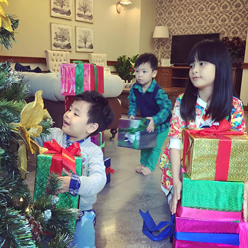 Facebook sao 7/12: Hà Hồ khoe ảnh ôm hôn trai trẻ - 3