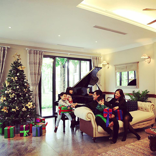 Facebook sao 7/12: Hà Hồ khoe ảnh ôm hôn trai trẻ - 4