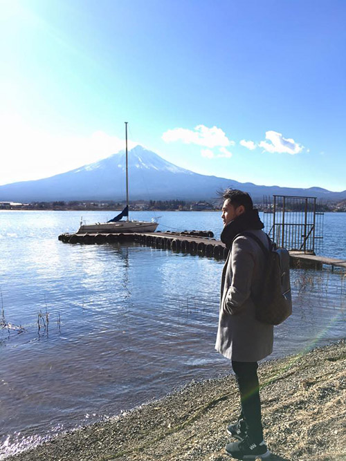 Facebook sao 7/12: Hà Hồ khoe ảnh ôm hôn trai trẻ - 9