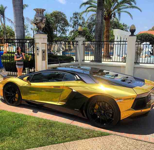Chói mắt với mẫu Lamborghini mạ vàng - 1