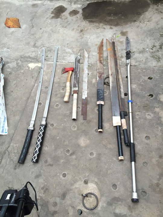 Nữ 13 tuổi cùng 9 nam đem hung khí đi hỗn chiến - 2