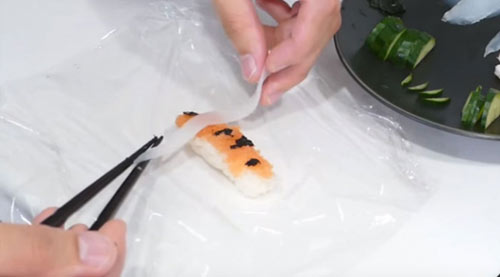 Cách làm Sushi hình con cá đánh lừa được cả mèo - 9