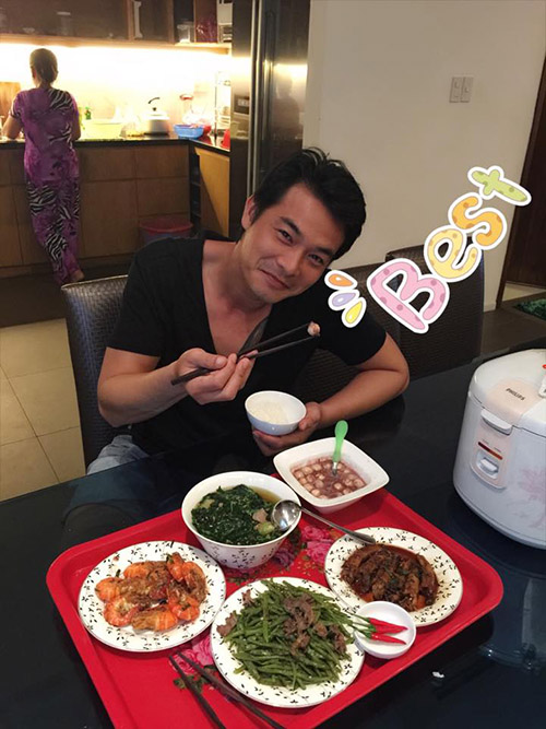 Facebook sao 8/12: Hiệp Gà khoe bạn gái mới sành điệu - 6