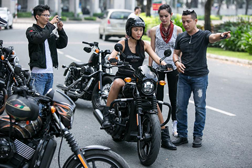 Mỹ nhân Việt táo bạo khoe dáng bên mô tô "khủng" - 7