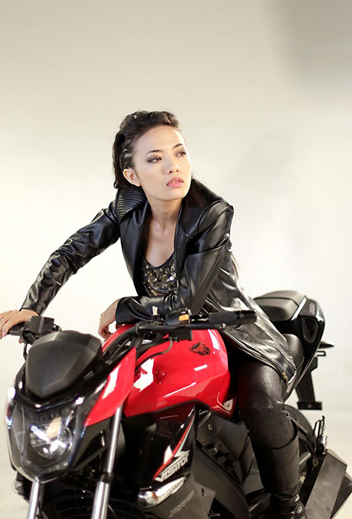 Mỹ nhân Việt táo bạo khoe dáng bên mô tô "khủng" - 8
