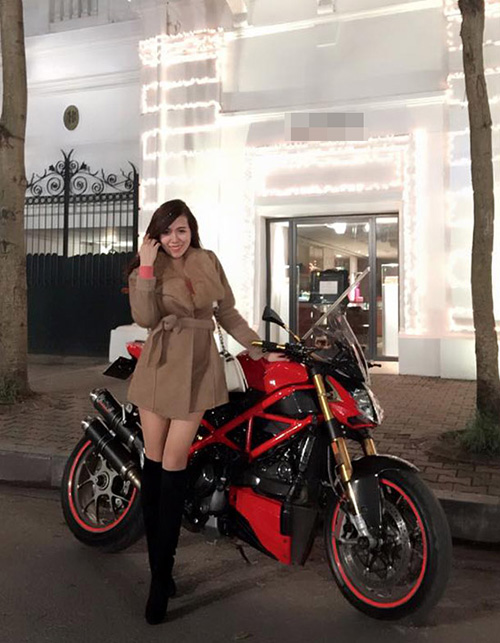 Mỹ nhân Việt táo bạo khoe dáng bên mô tô "khủng" - 13