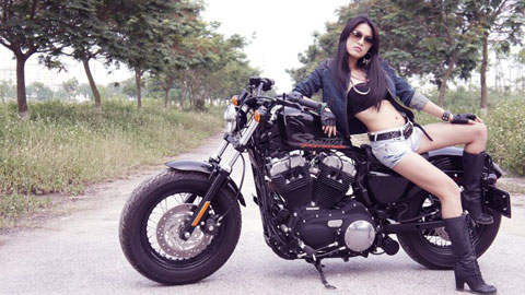 Mỹ nhân Việt táo bạo khoe dáng bên mô tô "khủng" - 3
