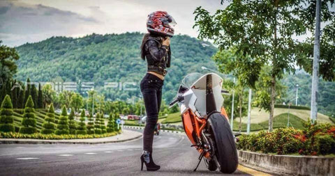 Mỹ nhân Việt táo bạo khoe dáng bên mô tô "khủng" - 4