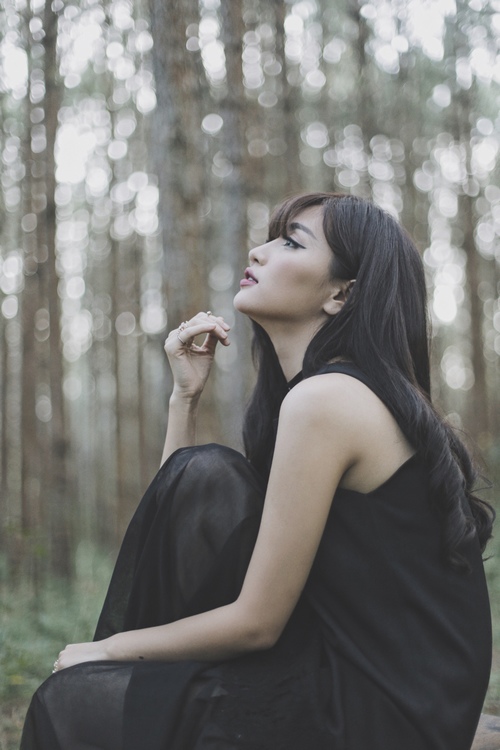 Bích Phương đẹp u buồn trong rừng sâu - 9