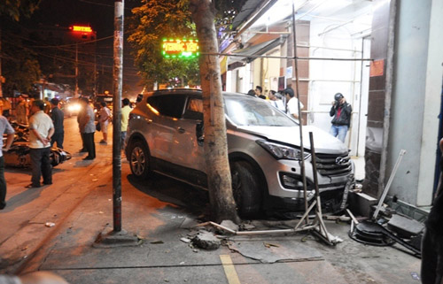 TP.HCM: Ô tô “đại náo” đường phố, 4 người thương vong - 2