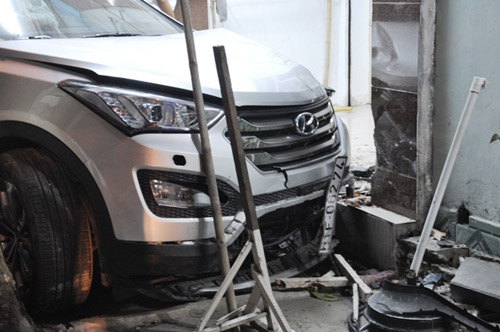 TP.HCM: Ô tô “đại náo” đường phố, 4 người thương vong - 3