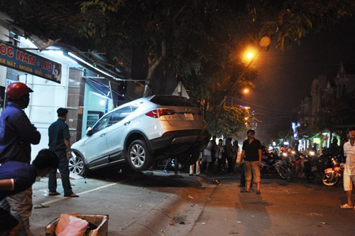 TP.HCM: Ô tô “đại náo” đường phố, 4 người thương vong - 4