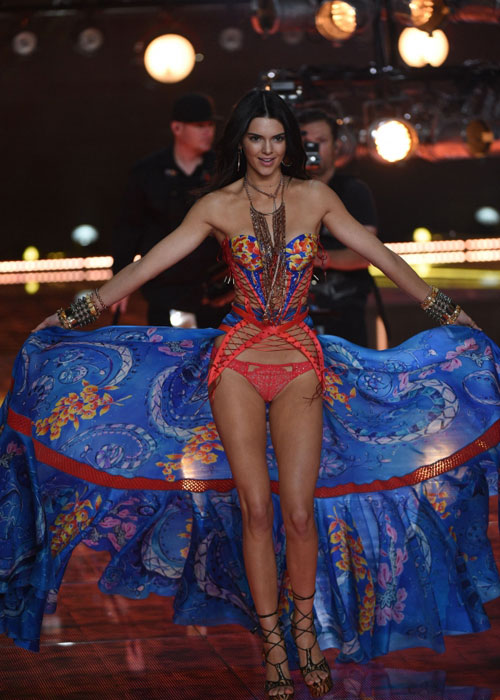 Video diễn nội y cực &#34;hot&#34; của show Victoria&#39;s Secret - 5