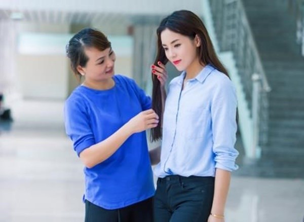 Nỗi lòng Hoa hậu Kỳ Duyên khi "nhờ mẹ chỉnh váy cho con" - 3