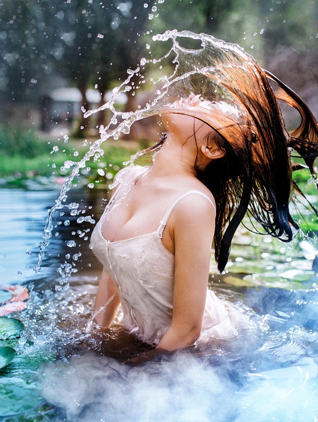 Dương Khả, nữ MC xinh đẹp đang khiến cộng đồng mạng nước này "phát sốt" với bộ ảnh tắm hồ gợi cảm.