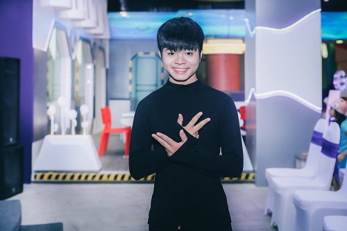 Quang Anh The Voice Kids gây bất ngờ với vẻ cao to - 1