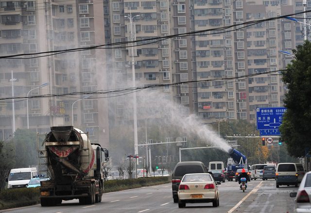 TQ dùng súng phun nước khổng lồ bắn không khí ô nhiễm - 2