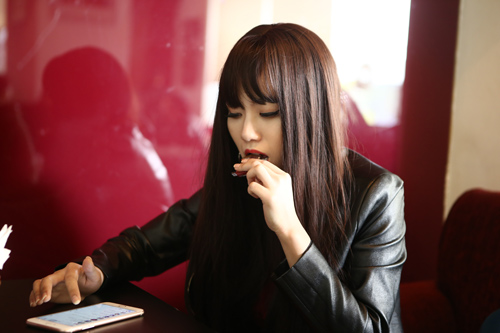 Khoảnh khắc: Linh Miu hở bạo "cày phim" giữa giá lạnh - 7