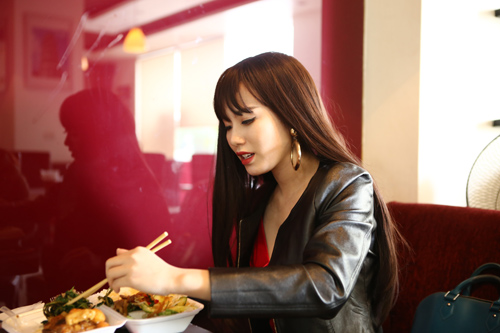 Khoảnh khắc: Linh Miu hở bạo "cày phim" giữa giá lạnh - 8