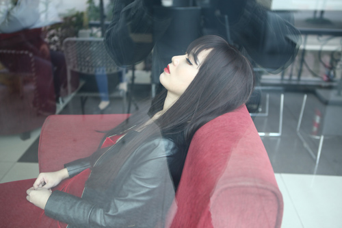 Khoảnh khắc: Linh Miu hở bạo "cày phim" giữa giá lạnh - 9