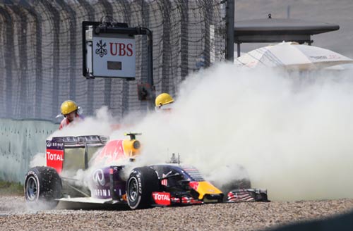 Nhìn lại F1 2015: Vận hạn đeo bám Red Bull và Lotus (P4) - 2