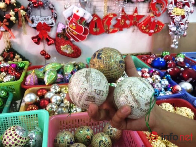 Thị trường Noel: Thông “tứ sắc” rực rỡ giá rẻ tràn ngập - 10