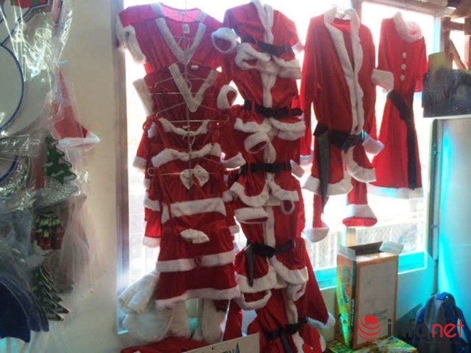 Thị trường Noel: Thông “tứ sắc” rực rỡ giá rẻ tràn ngập - 11